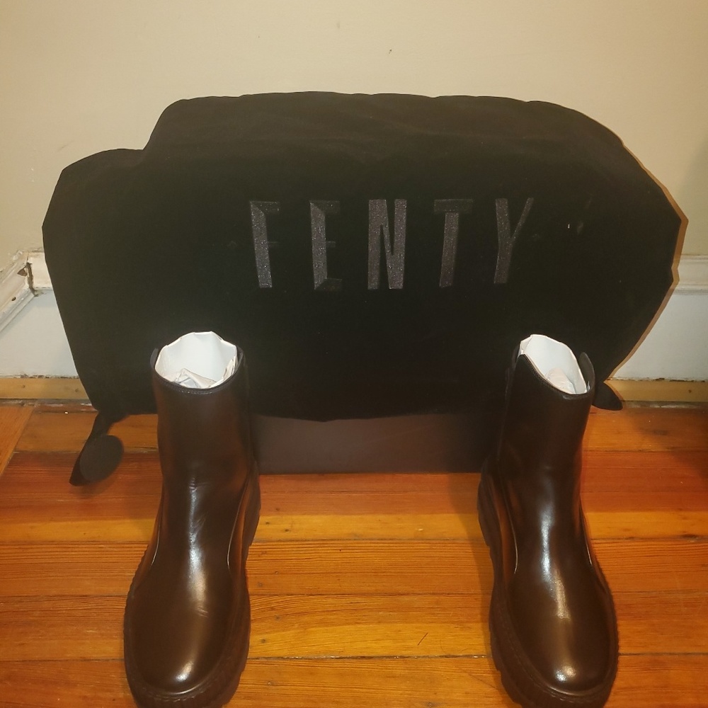 Puma

Fenty by Rihanna Chelsea Sneaker Boot